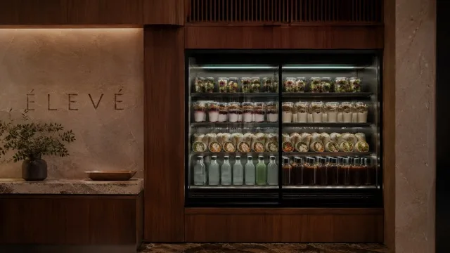 ÉLEVÉ Fresh display with salads, parfaits and cold-pressed juices
